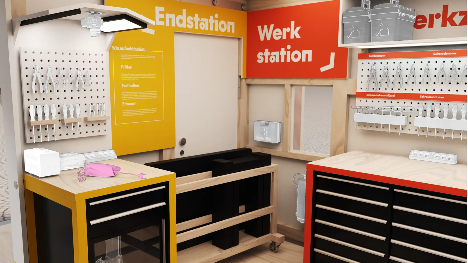 Innenraum mit gelber Endstation, roter Beschriftung Werkstation, Werkzeugwänden und einer Werkbank auf Rollen.