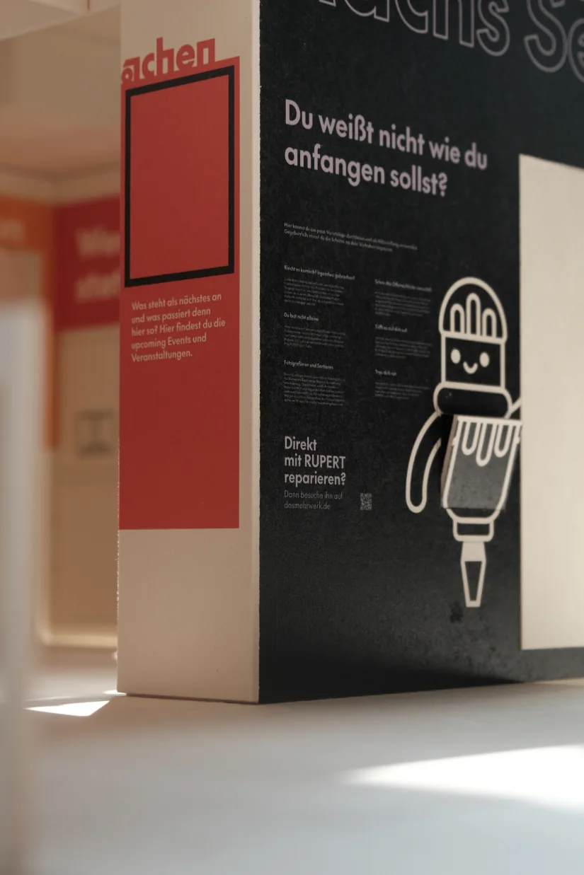 Modellfoto im Detail: die schwarze Tafel „Du weißt nicht wie du anfangen sollst“ mit der RUPERT-Figur.