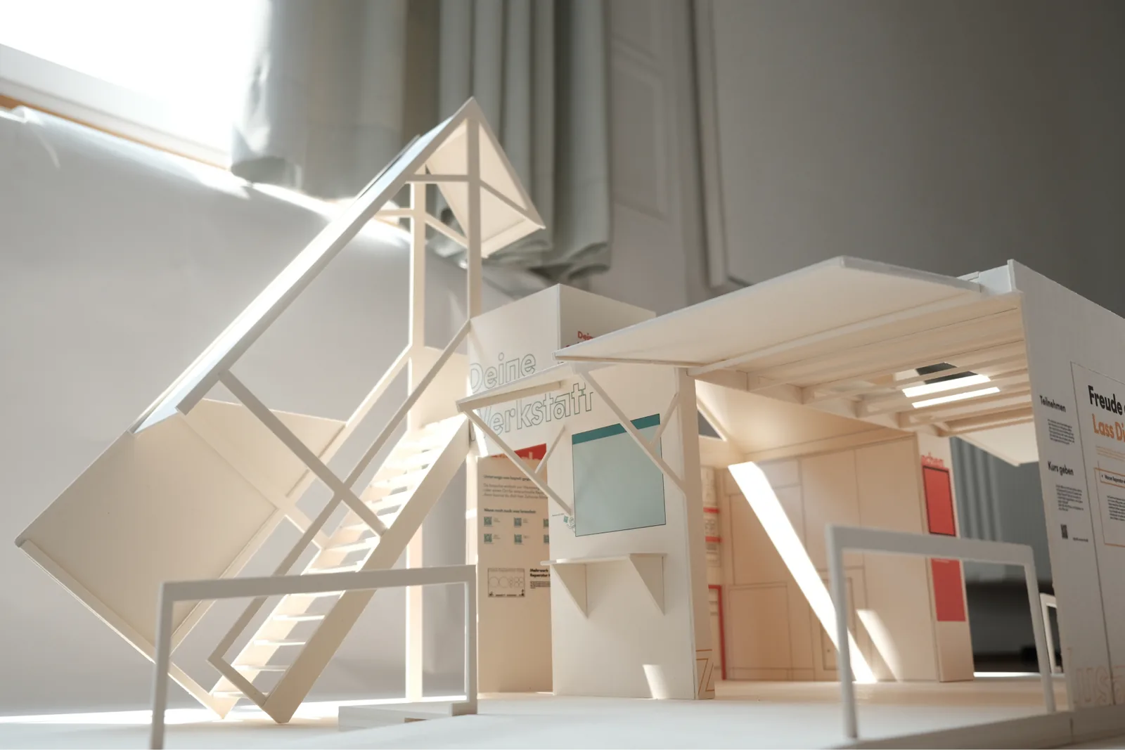 Modellfoto: der vollständig geöffnete Bau mit Vordächern, Treppe und ausgelegter Rampe.