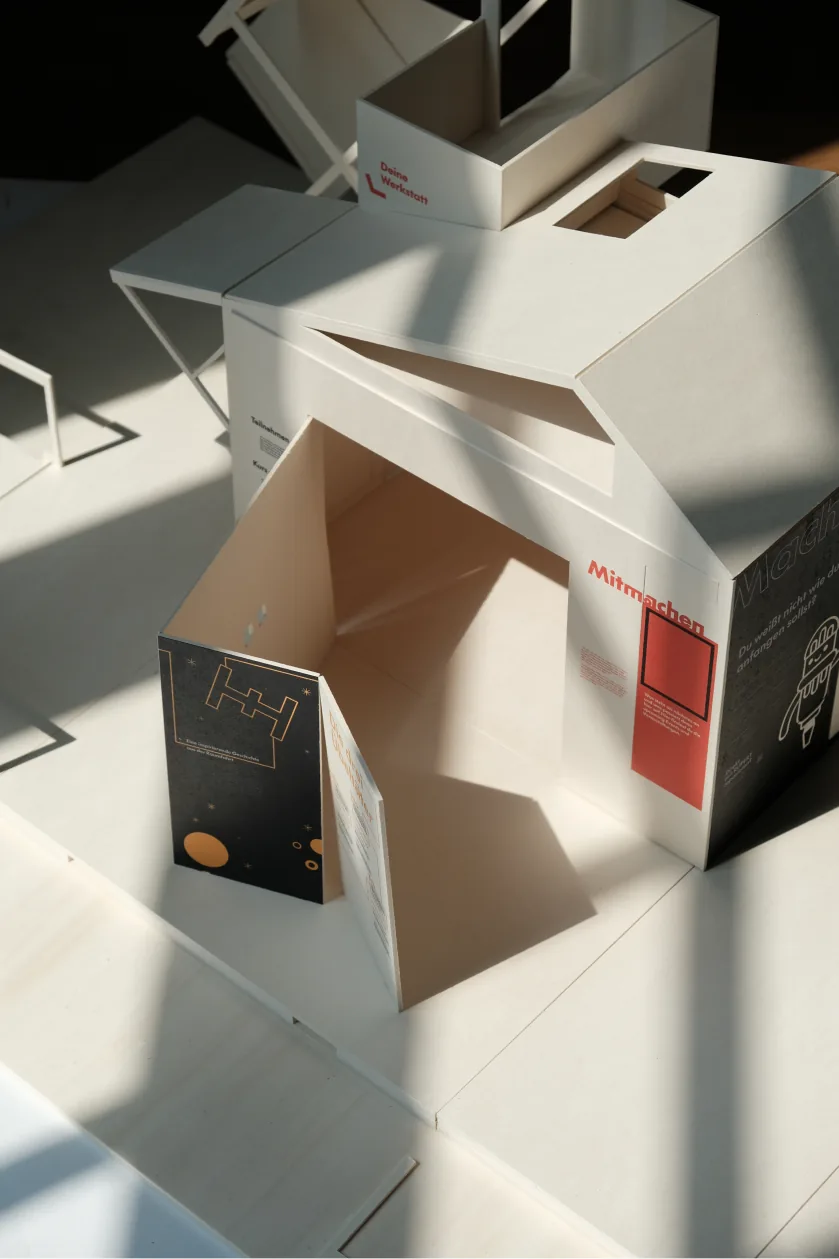Modellfoto: der Bau von der Seite, die Klappen sind halb geöffnet.