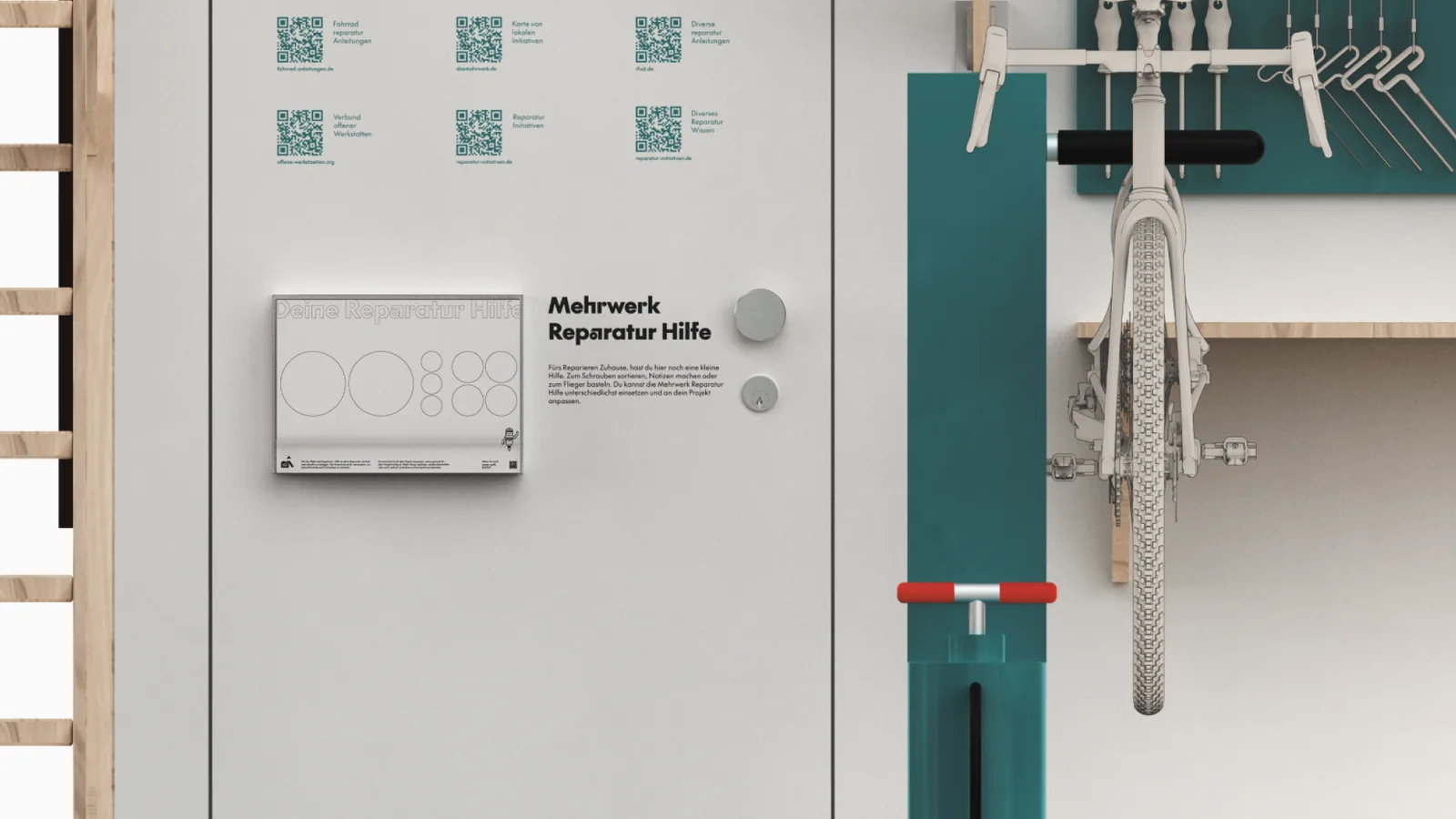 Die Werkstattseite von außen: eine Tafel „Mehrwerk Reparatur Hilfe“ mit QR-Codes zum Abreißen, daneben ein Fahrrad im Ständer.