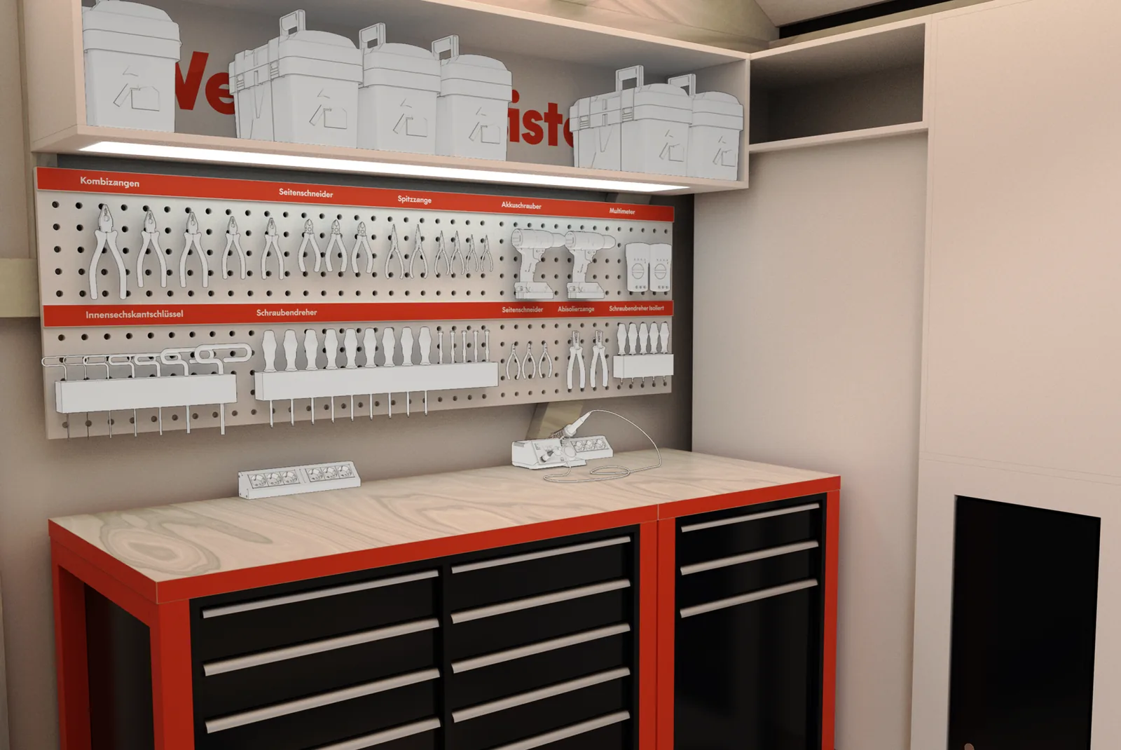 Werkbank mit roter Schubladenwand, darüber eine beschriftete Werkzeugwand und weiße Werkzeugkästen im Regal.
